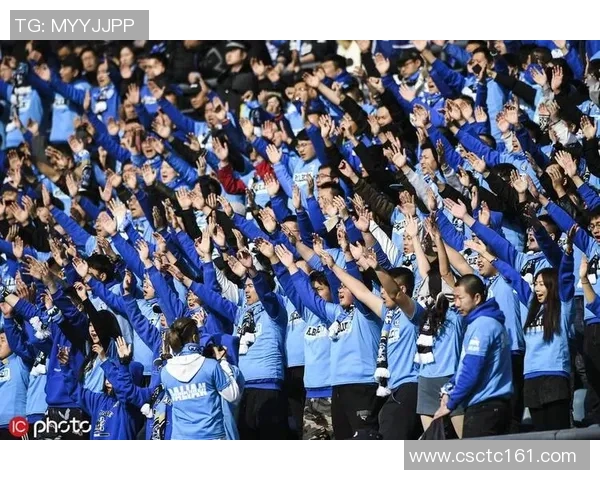 大爷喷足球引发热议网友纷纷点赞其幽默与激情